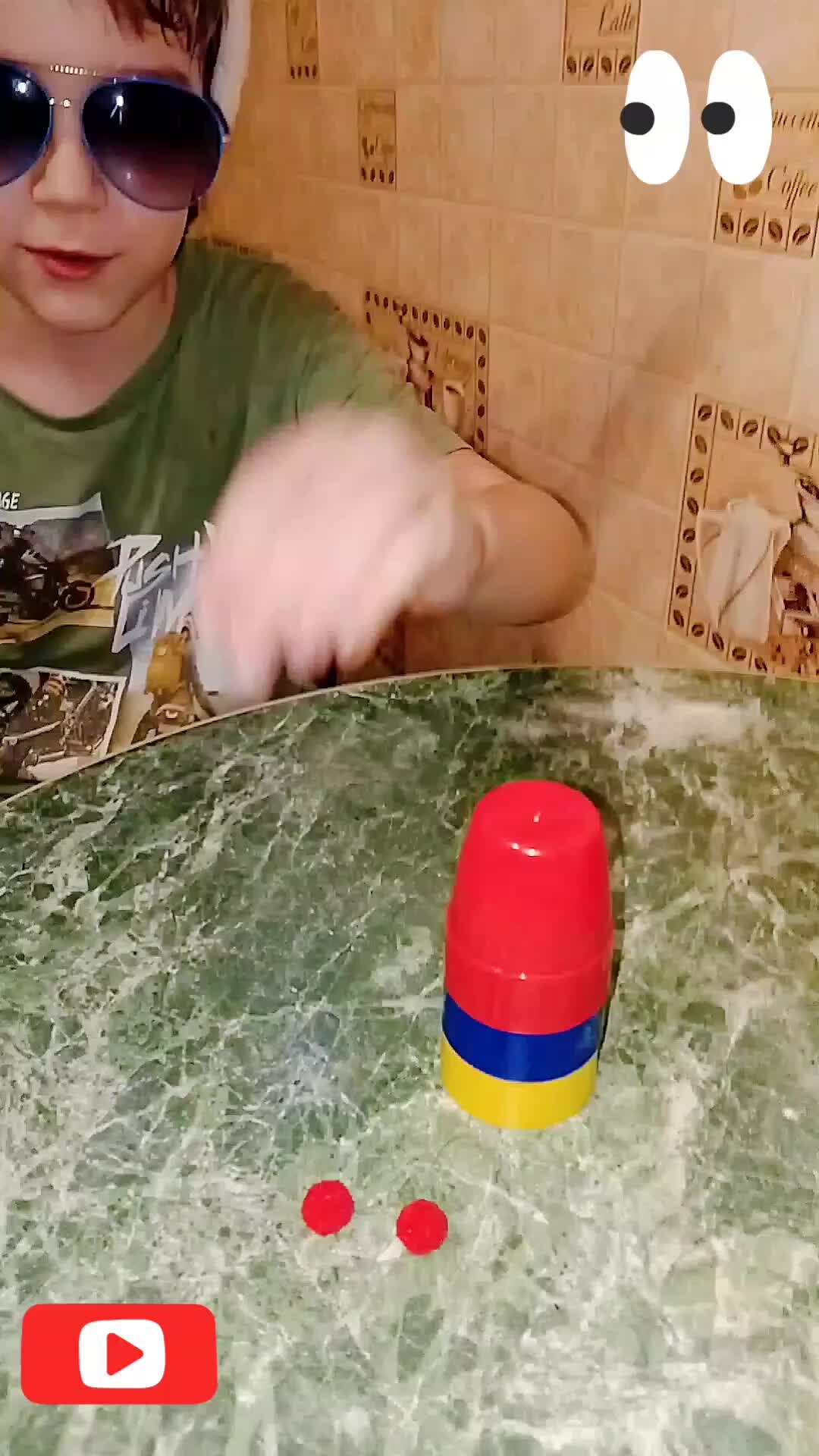 Казино наперстки. Как называется игра с тремя стаканами и шариком. Игрушка стакан с шариком. Наперсточник стаканчики. Наперстки игра на деньги.