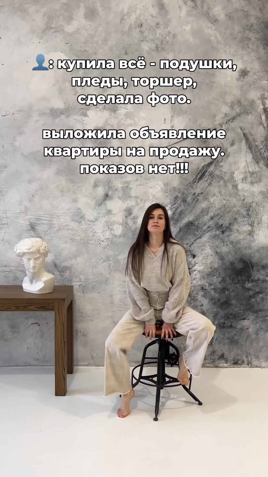 В обнимку с подушкой. Зачем людям подушки. Поза эмбриона с подушкой. Спать с подушкой или без. Зачем людям подушки.