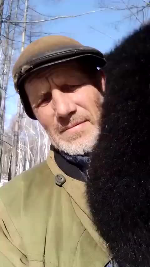 включи песню удивительный цифровой. наушники на человеке. мегафон я свободен. девушка фантазирует. наушники для девушек.