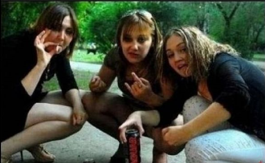 Цитаты чтобы вернуть девушку. Заплаканные глаза мужские. Мама ты ушла. Девушка плачет. Несчастная женщина.