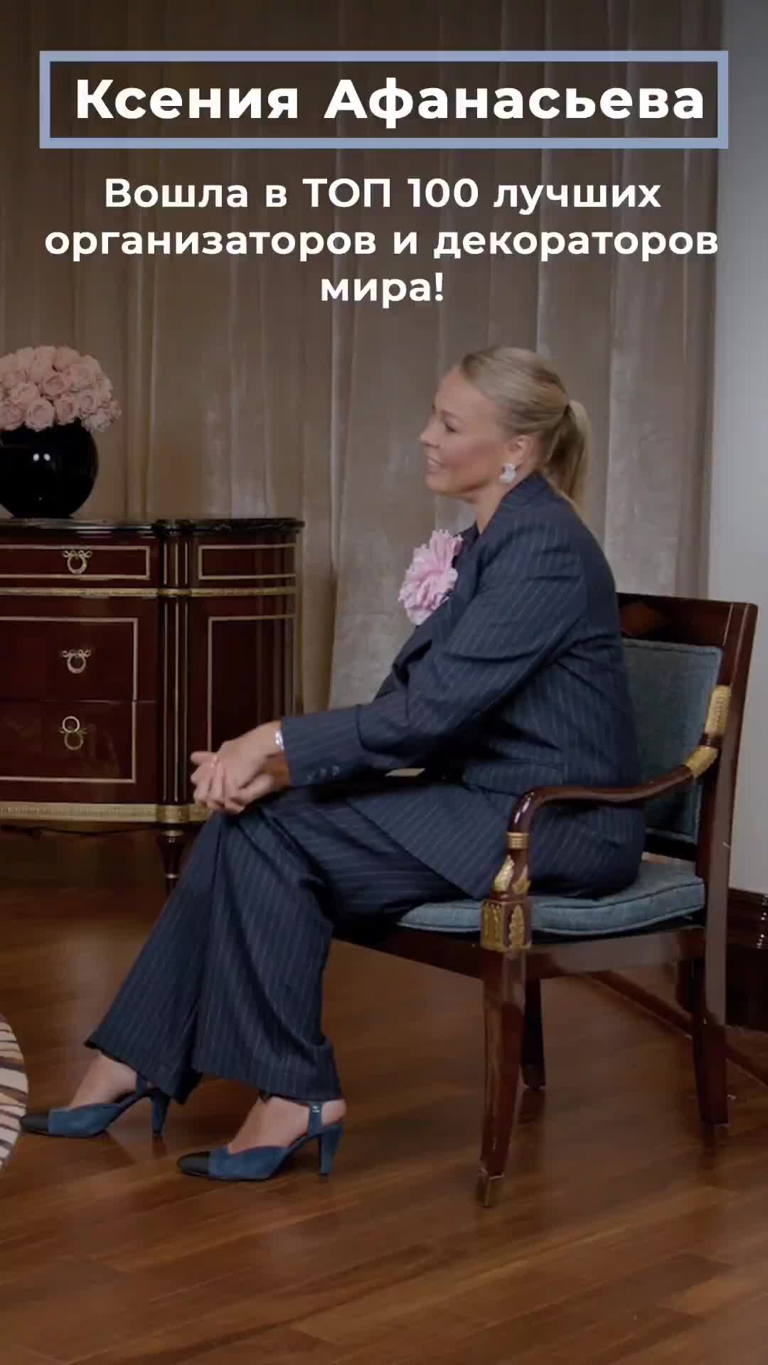 С едой и напитками не входить табличка. Соблюдайте дистанцию. Табличка вход только по одному человеку. Заходить б. Заходить б.