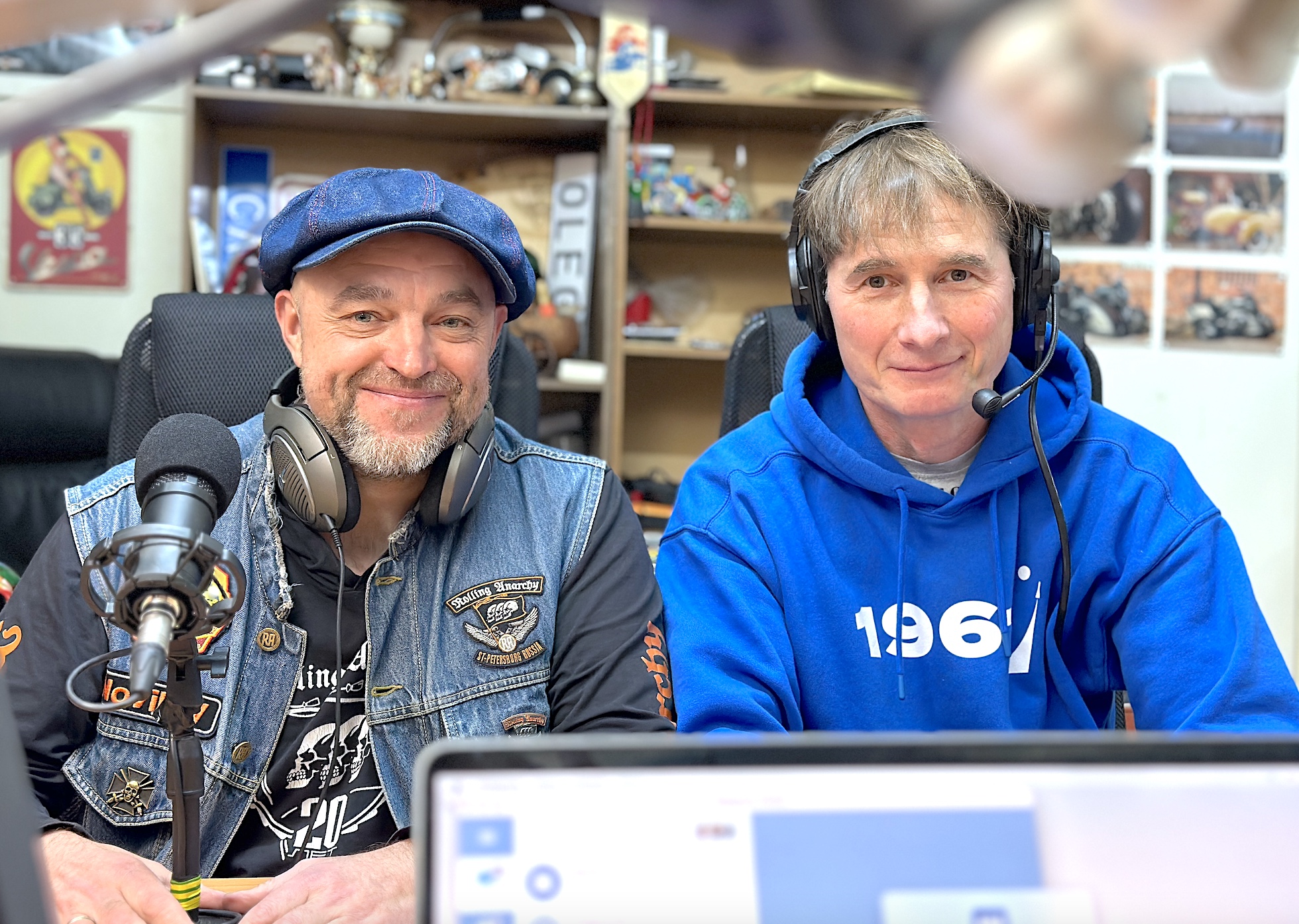 крутой байкер. памятка мотоциклисту. дорожные правила для мотоциклистов. красивый мужчина на мотоцикле. спортивный мотоцикл с пассажиром.