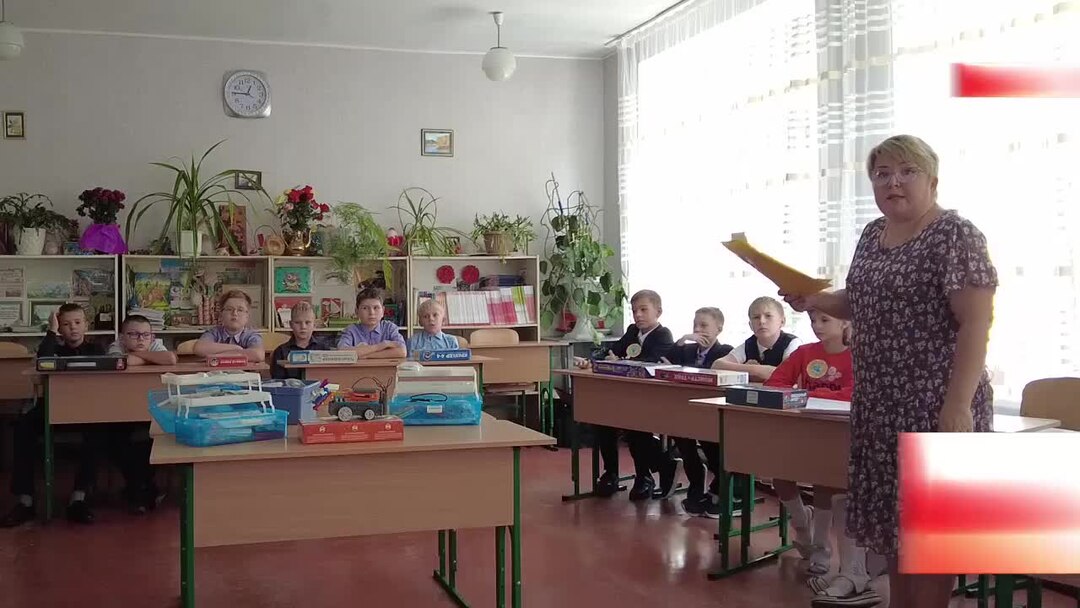 Первоклассники поют. Кировский многопрофильный техникум киров. Кировская многопрофильная гимназия лнр. Кировская многопрофильная гимназия лнр. Кировская многопрофильная.