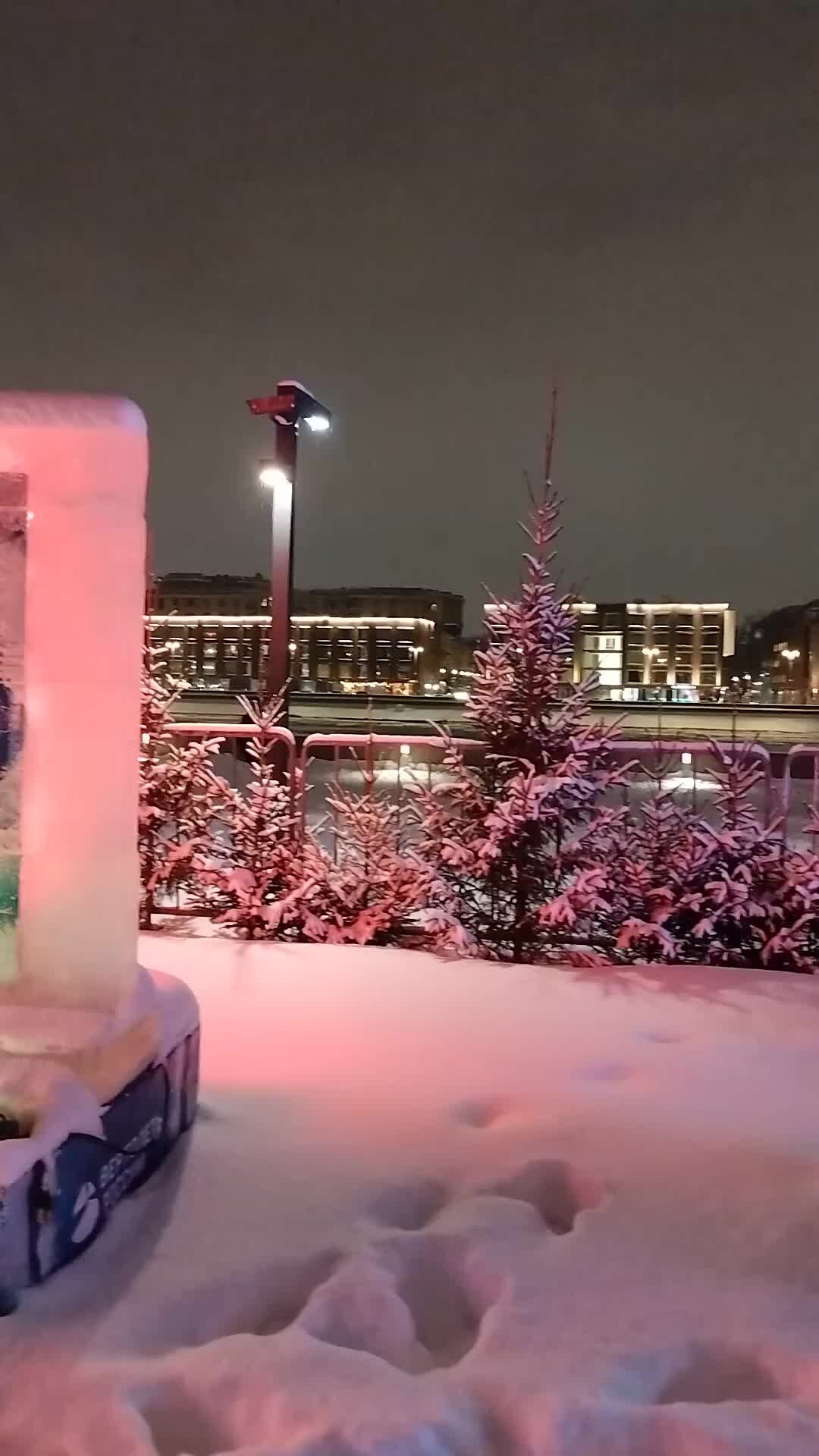 Самоспасение человека, провалившегося под лед. Храм ушел под лед. Карьеры в брагино у альтаира. Кран провалился под лед. Машина ушла под лед.