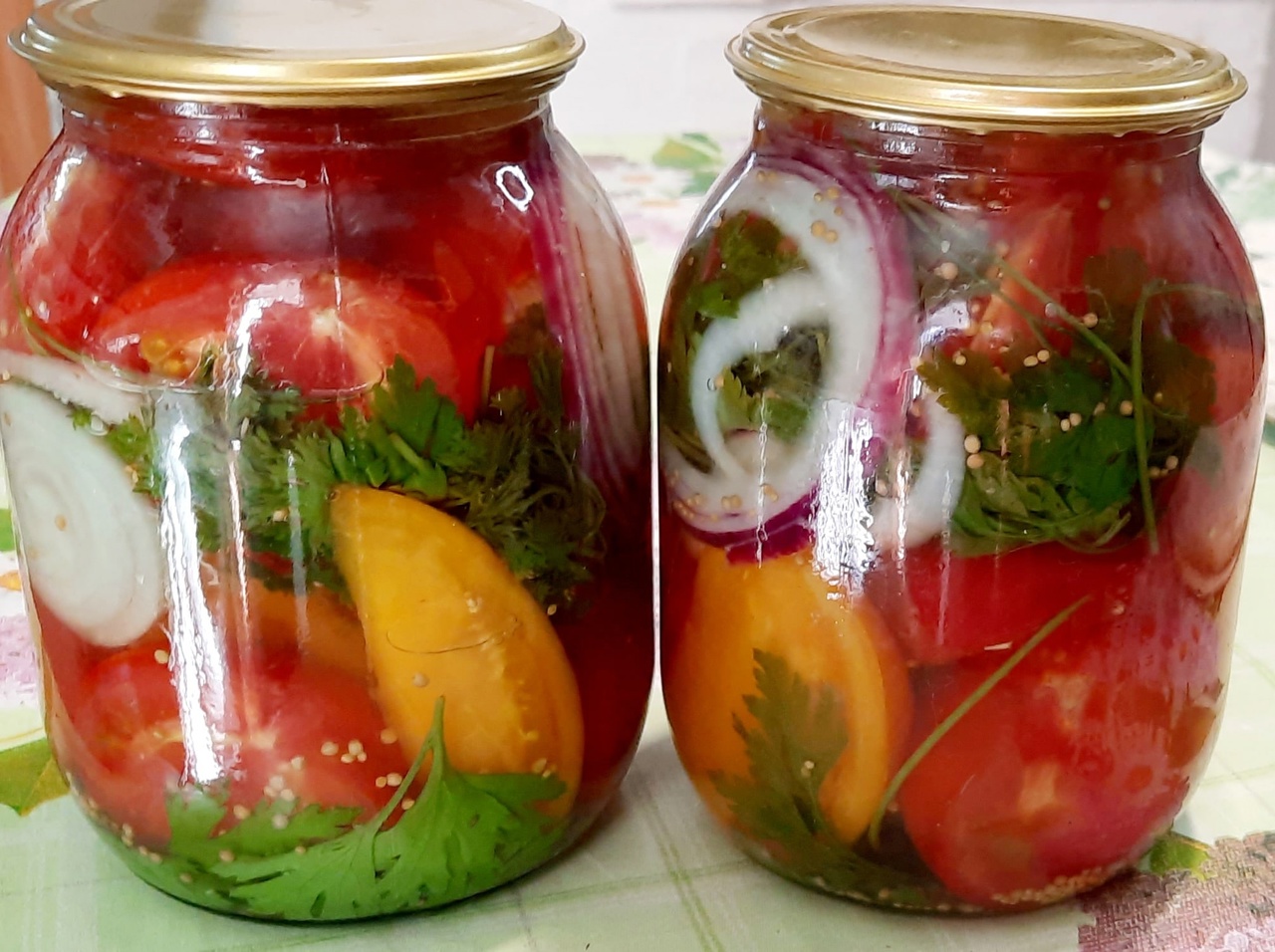 Рецепт вкусных помидор пальчики оближешь. Сладкие помидоры на зиму. Помидоры ассорти на зиму самый вкусный. Рассол для помидор. Помидоры маринованные на зиму без стерилизации.