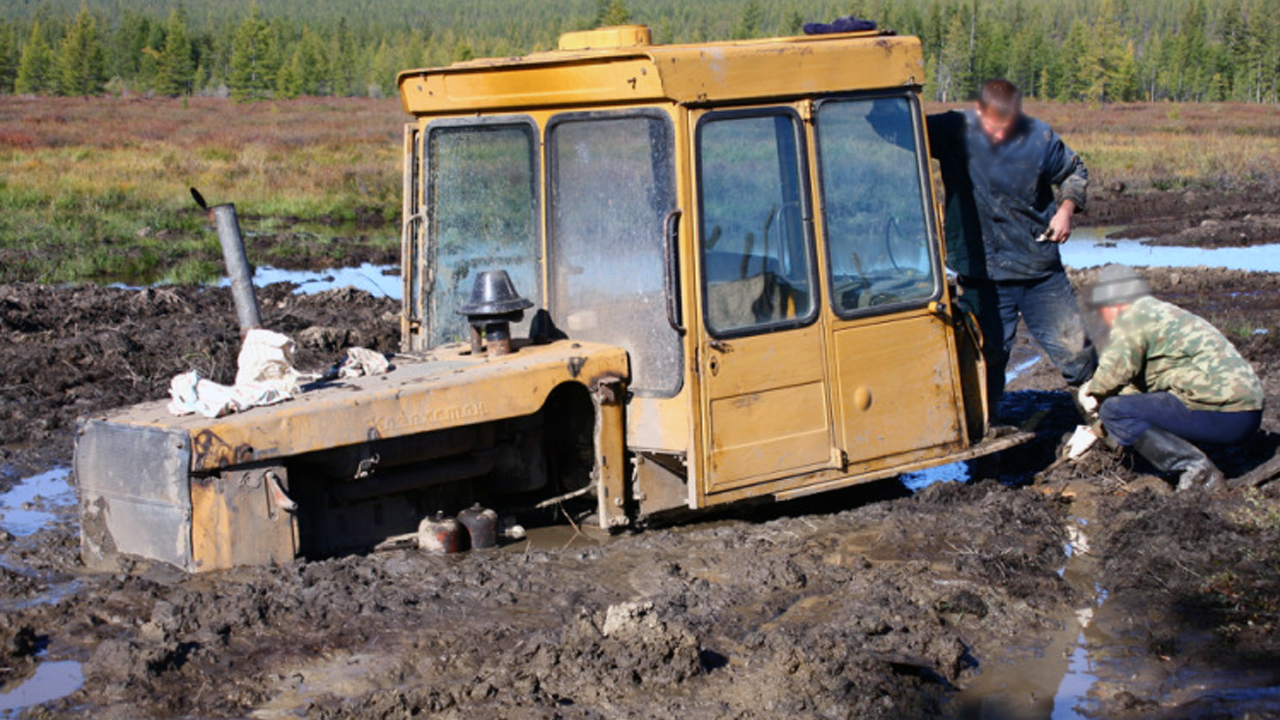Трактор утонул. Трактора ДТ 75 В грязи. Трактор т-130 застрял. Т-130 трактор в грязи. Трактор в болоте.