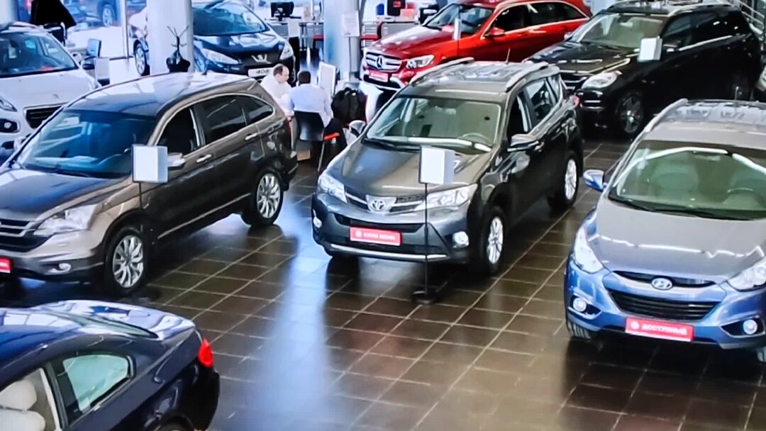 Автосалон подержанных. Машины в автосалоне. Автосалон автомобилей с пробегом. Машины с пробегом в автосалонах. Салон автомобилей с пробегом.