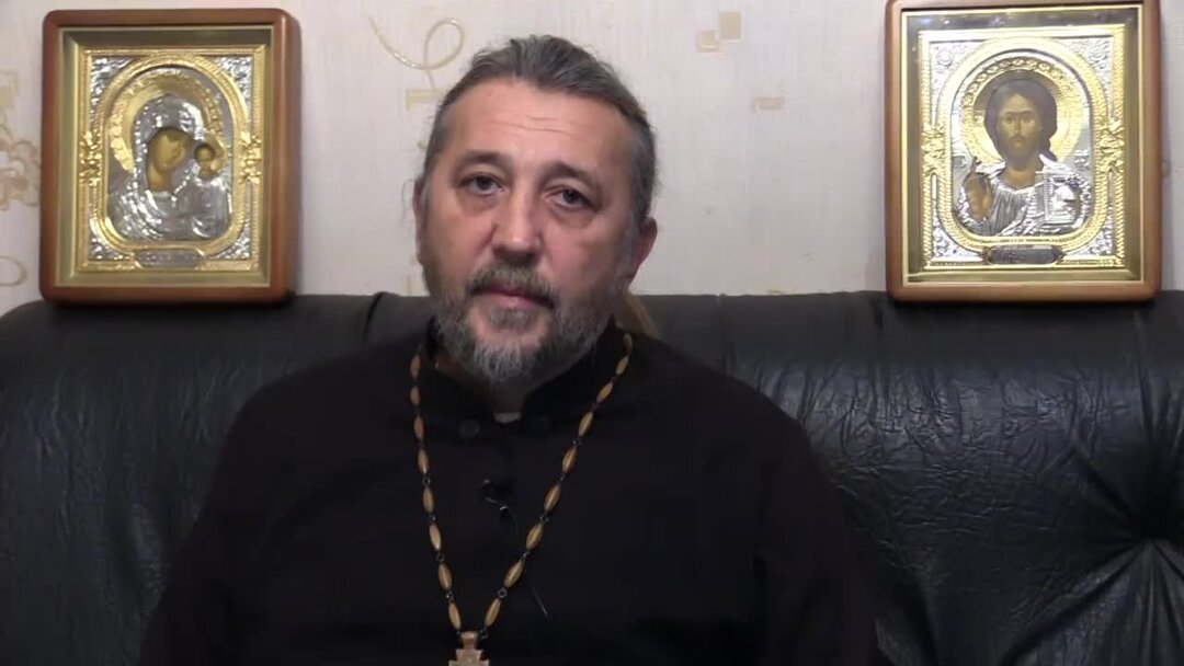 Православная девушка в храме. Люди в храме. Православная девушка в храме. Крестины на пасху. Платье на крещение для крестной.