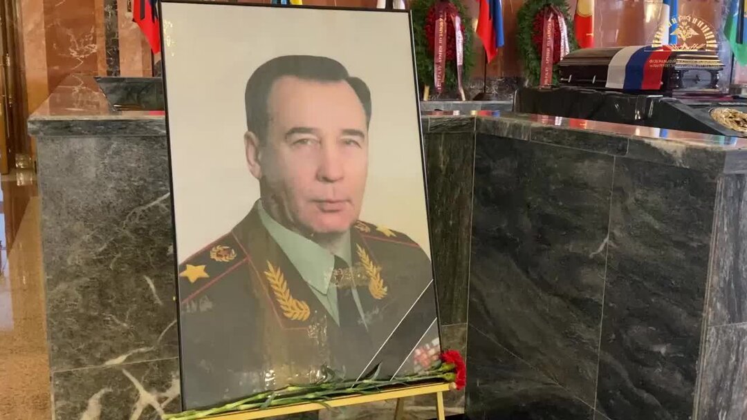 Леониха кладбище быковский. Памятник школьникам тюмени. Миасс мемориал прощание время прощания. Мемориал прощание. Мемориал прощание.