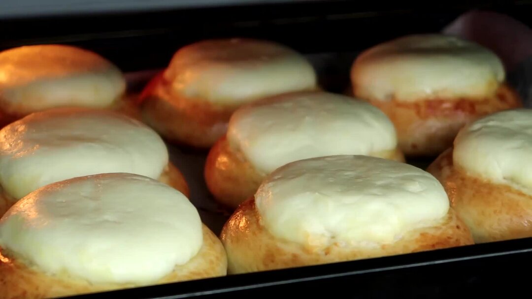 Ватрушка песочная лакомка. Ватрушки с творогом из дрожжевого теста. Булочки розочки с творогом. Ватрушки с творогом из дрожжевого теста. Булочки с творогом из дрожжевого теста.