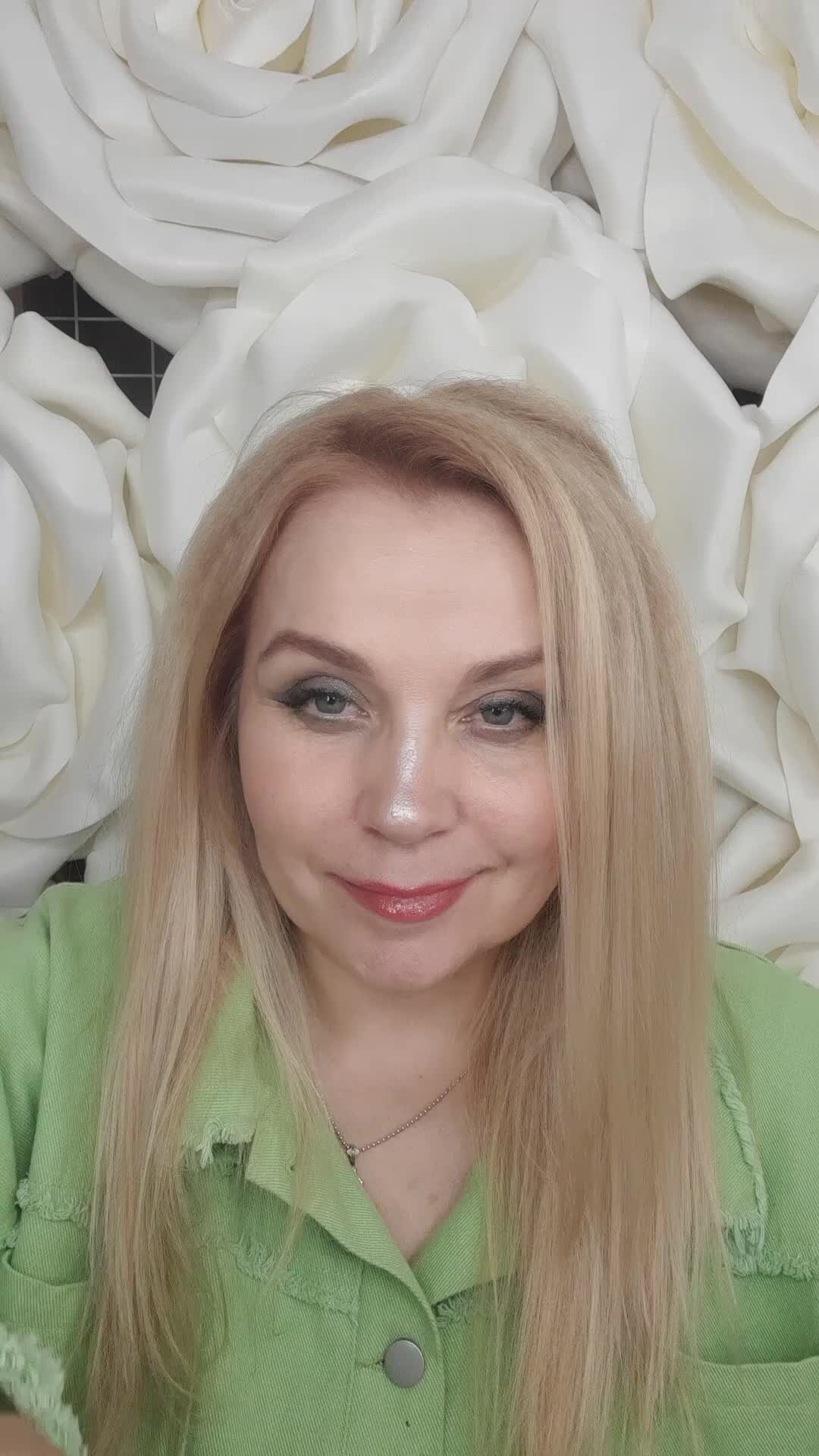 Покупатель в магазине. Девушка экономит в магазине. Красивая пара. Мужчина или женщина. Девушка читает состав продуктов.