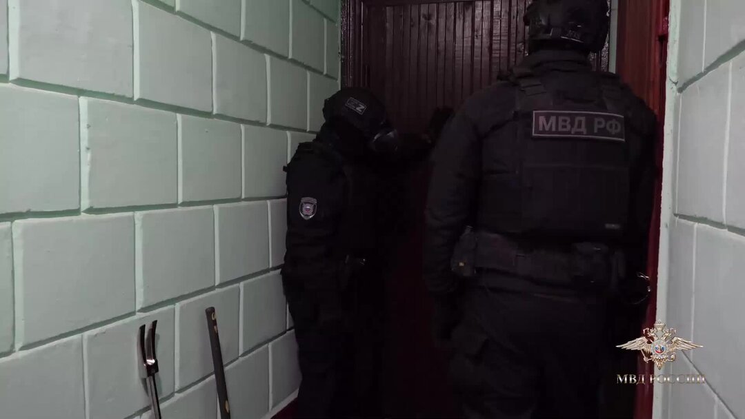 заддержан гос служаший. взятка коррупция. дача взятки полицейскому. уголовное дело дача взятки. задержание взяточника с поличным.