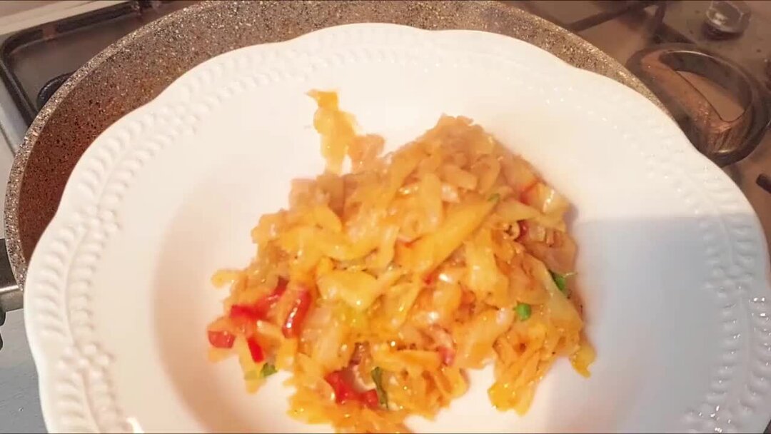 Как потушить капусту без. Как потушить капусту без. Капуста квашеная. Вкусная тушеная капуста. Капуста тушеная гарнирная.