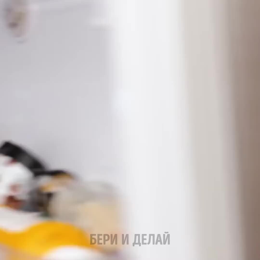 Забирают вещи из дома