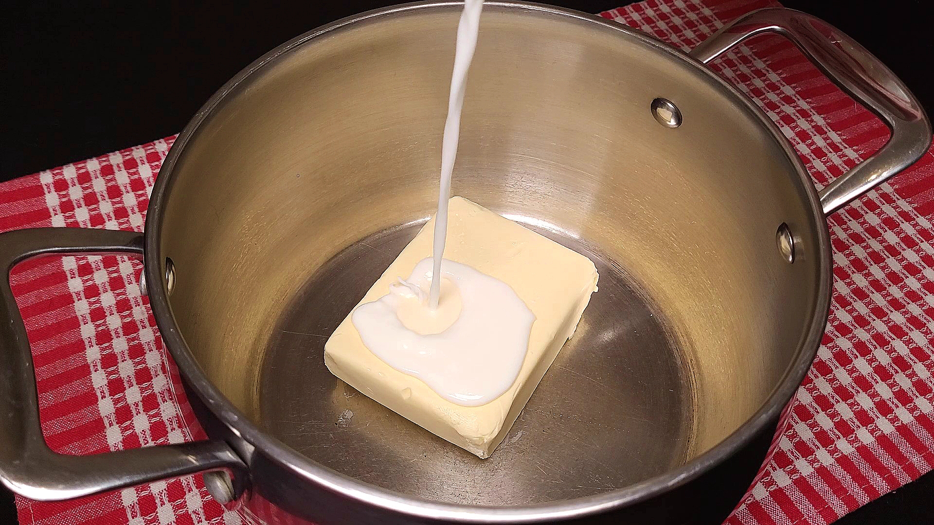 сливочный крем. домашнее мороженое в стакане. сливки молочные. что приготовить из сливочного молоко. сливочный крем.