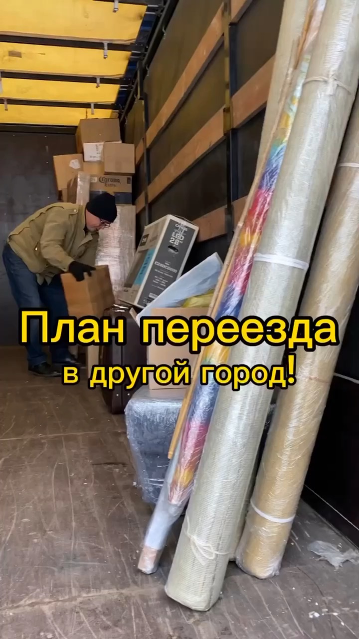 Мужчина с кейсом. Человек уходит с чемоданом. Уехавшие сотрудники. Переехать в другой город с работой. Квартирный переезд.