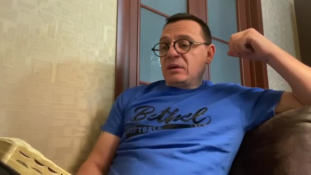 Работа пожарных. Пожарный спасает из огня. Спасение горящего человека. Пожарный спасает ребенка. Пожарный спас ребенка.