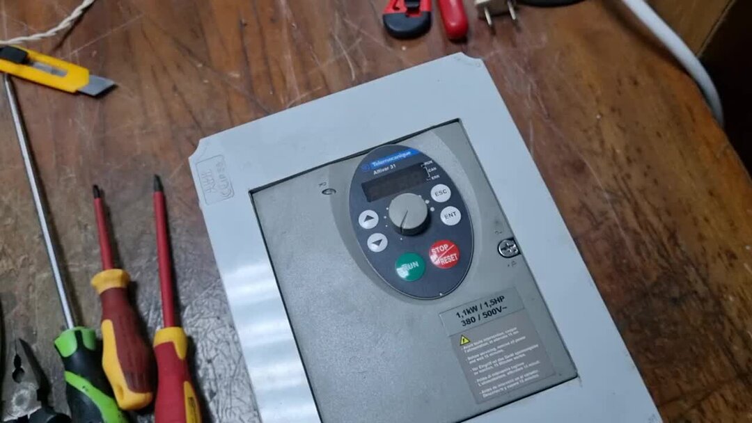 Схема установки частотник. Частотник для трехфазного электродвигателя схема подключения. Чрп 6кв. Как установить частотные. Монтаж частотного преобразователя.