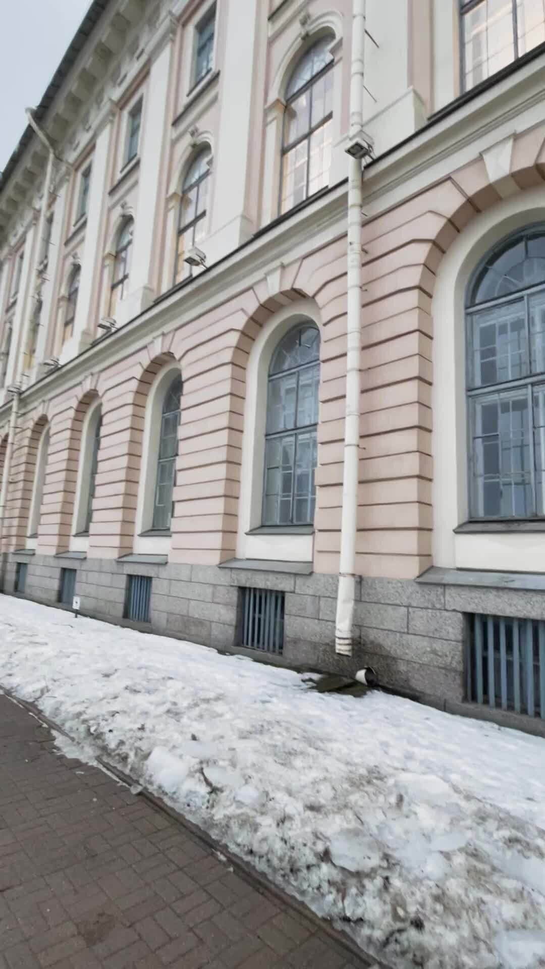 Иду на работу через кладбище утром. Бояться собственной тени хэллоуин. Иду мимо кладбища. Иду мимо кладбища молча курю на холмик могильный с опаской гляжу. Иду мимо кладбища.