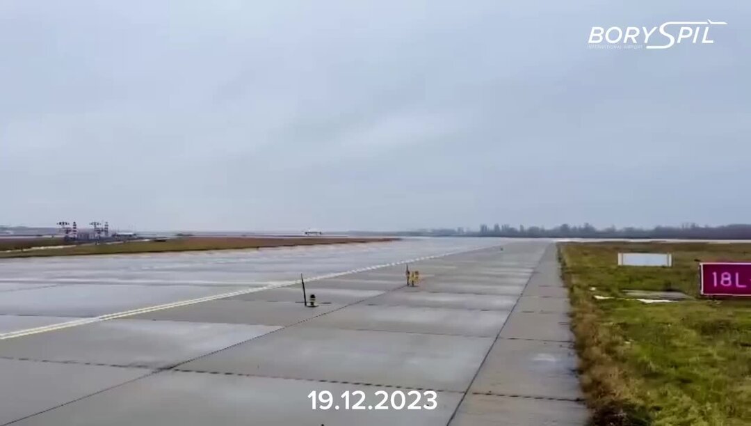 Самолёт висит в воздухе. Вылет самолета. Рейс a4. Из аэропорта вылетело 4 самолета. Из аэропорта вылетело 4 самолета.