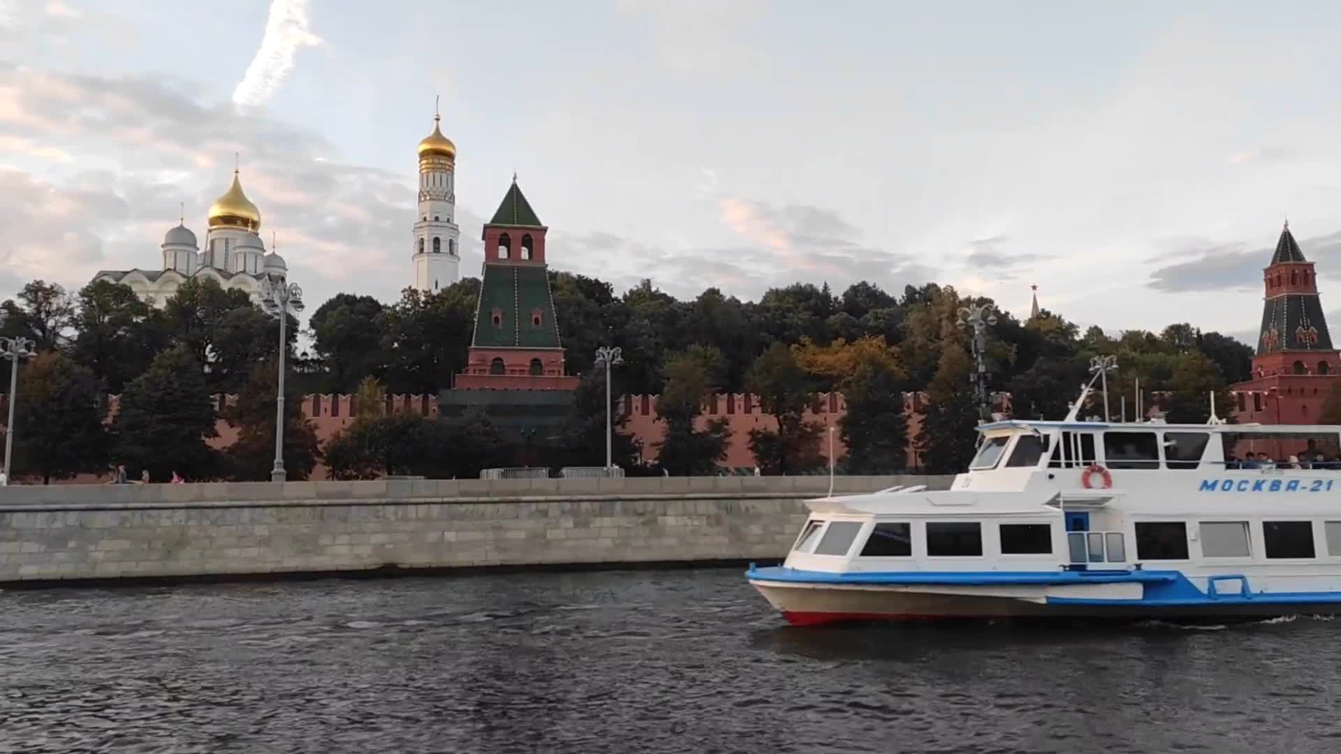 теплоход москва река. прогулка по москва-реке на речном трамвайчике. москва теплоход по москве реке. прогулка по москве-реке на теплоходе. москва кремль теплоход.