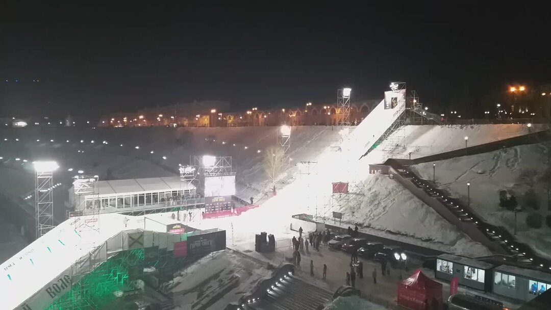 Прыгать пошло. Прыжок без парашюта. Не прыгай мем. Фото прыжок в бассейн. Удачный кадр девушки.