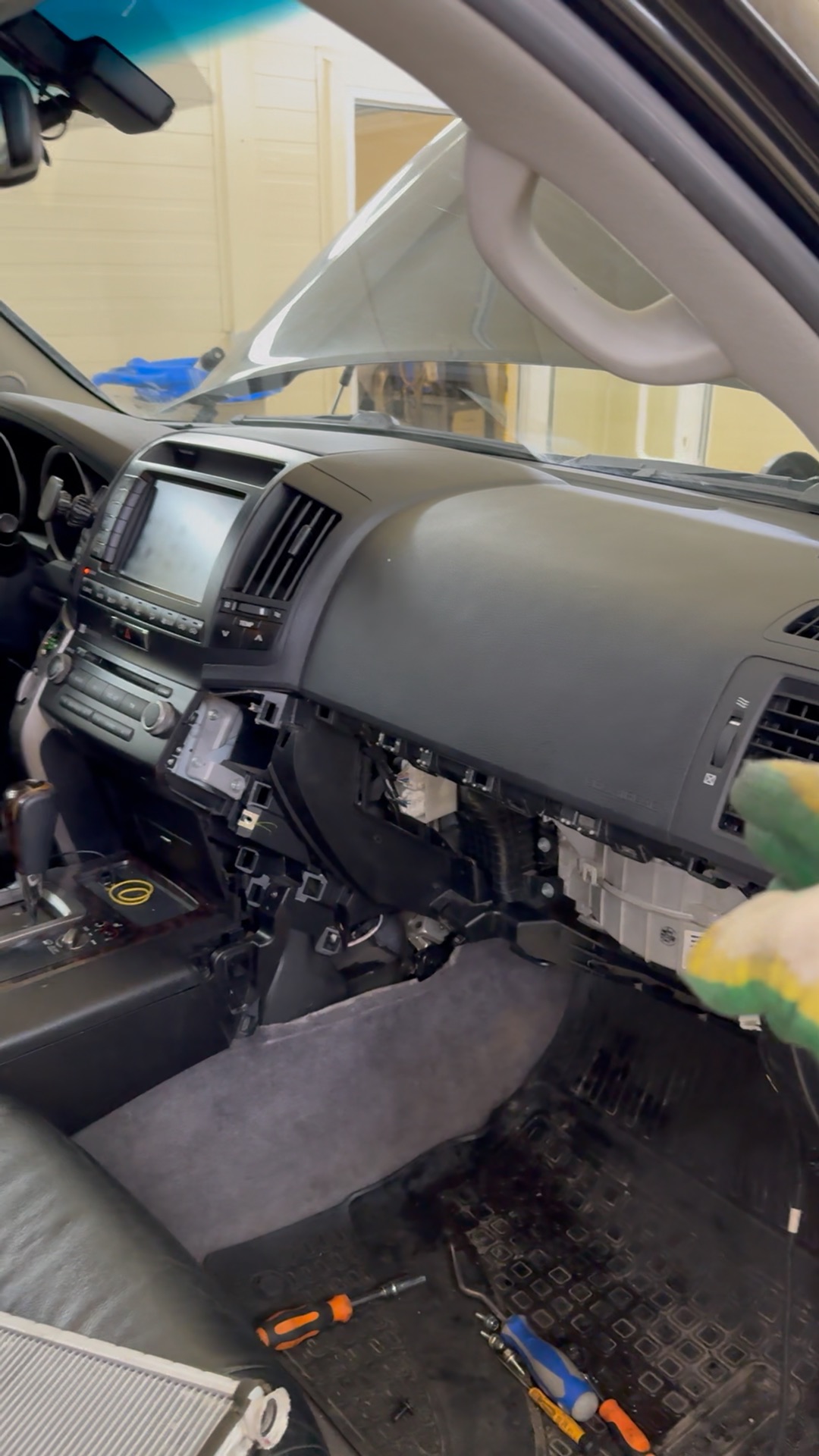 радиатор кондиционера tlc 100. радиатор охлаждения тойота ленд крузер 200. Toyota land cruiser 200 2012 от радиатора отходят патрубки. радиатор кондиционера тойота ленд крузер 105. 7 2008 года.