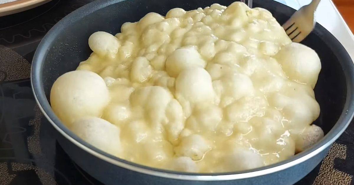 ингредиенты для маффинов. продукты для приготовления блинов. Whisk eggs. молоко яйца сахар. ингредиенты для приготовления теста для оладьев.