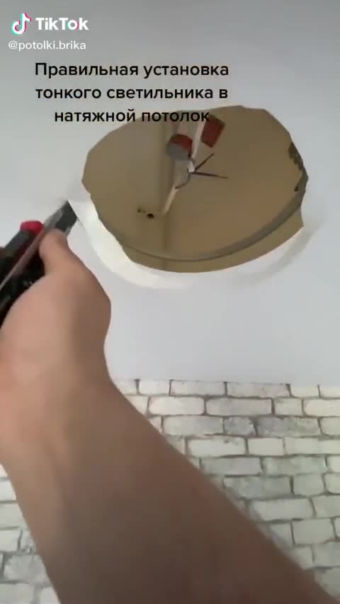 Крепление точечных светильников. Как вставить лампу в натяжной потолок. Схема монтажа проводки точечные светильники. Крепление точечных светильников. Снятие потолочного светильника.