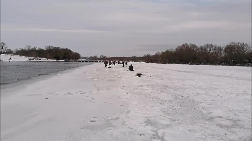 Рыба под мостом. Рыбачит под мостом. Константин алексеев рыбак рыбака. Мост для рыбалки. Рыбалка под мостом.