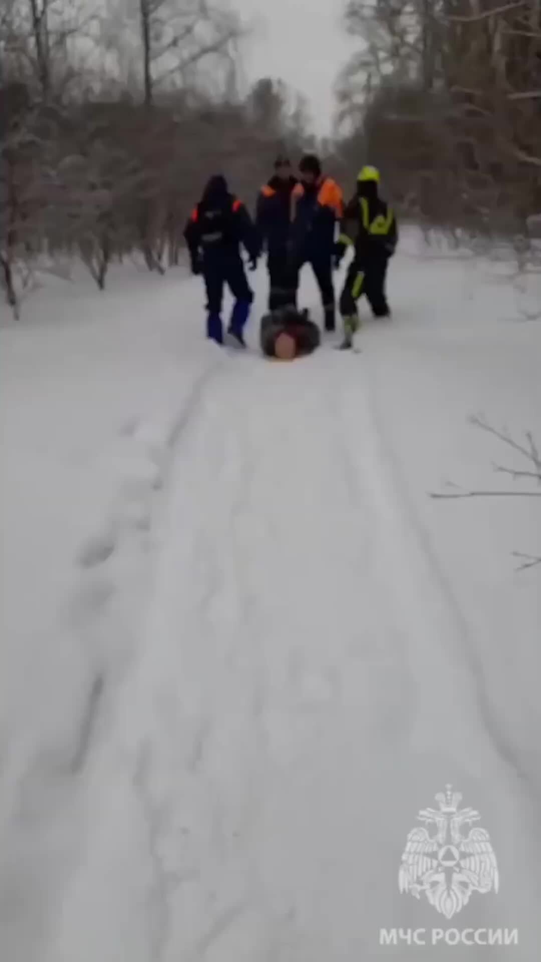 Женщину укутали ее в одеяло, отогрели и госпитализировали 