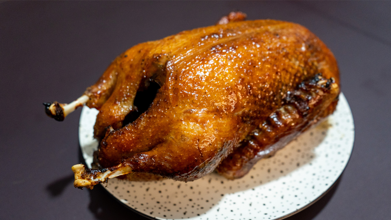 Тузлук для утки для запекания. Замочить утку перед запеканием в соленой. Утка в маринаде. Утка в рассоле для запекания в духовке. Маринад для зажарки гуся.