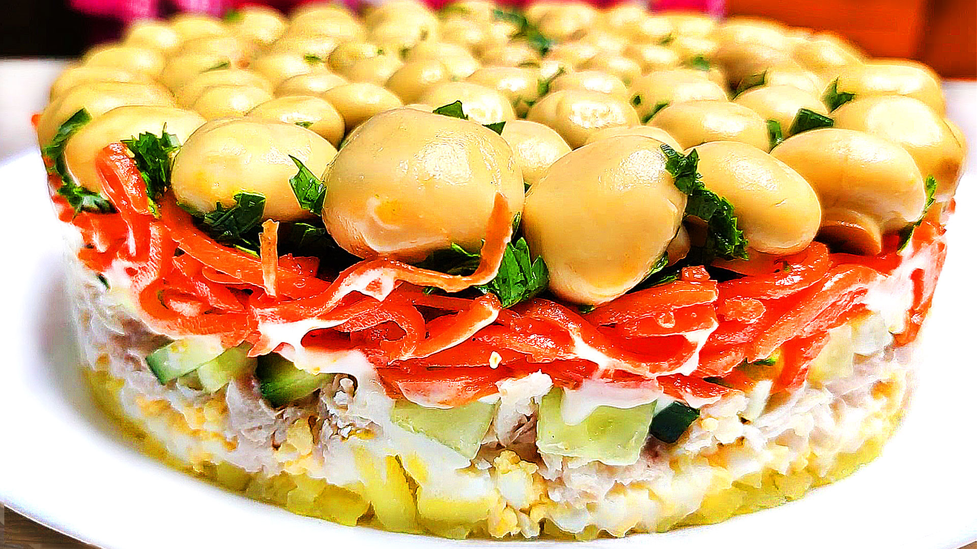 Интересные салаты на праздничный стол. Салат радуга кукуруза кириешки. 5 салатов которые. 5 салатов которые. Бюджетные салаты на праздничный стол рецепты.