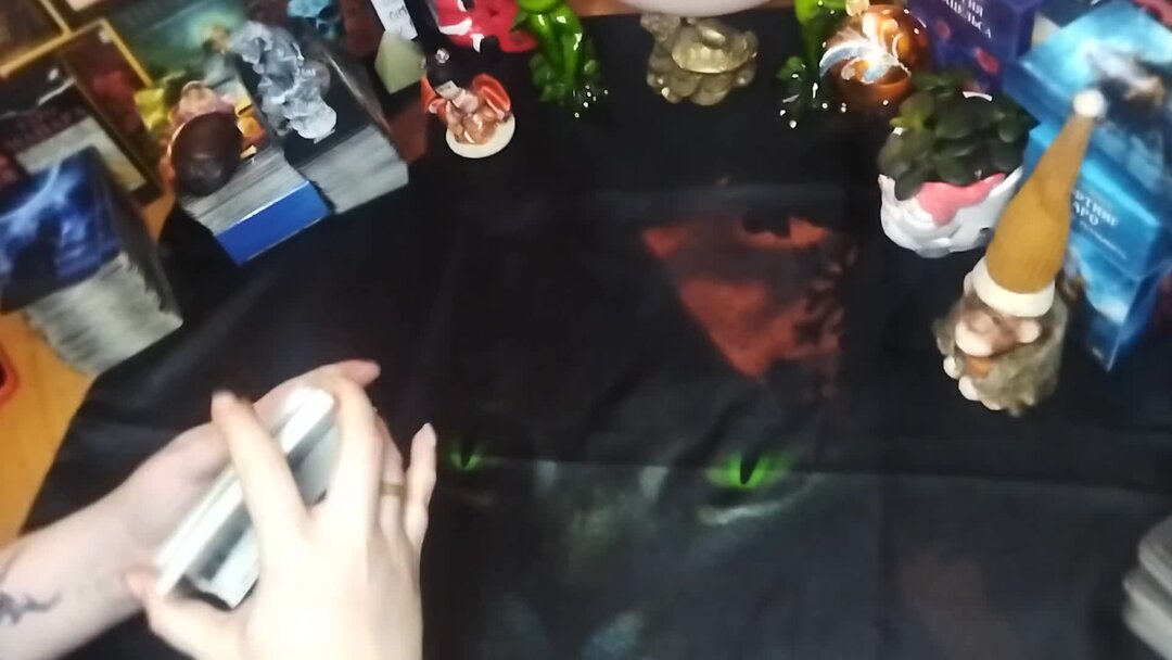 Луна таро уэйта. Скатерть для гадания луна. Оракул луны значение карт. Колода таро безумной луны галерея. Луна таро испанская.