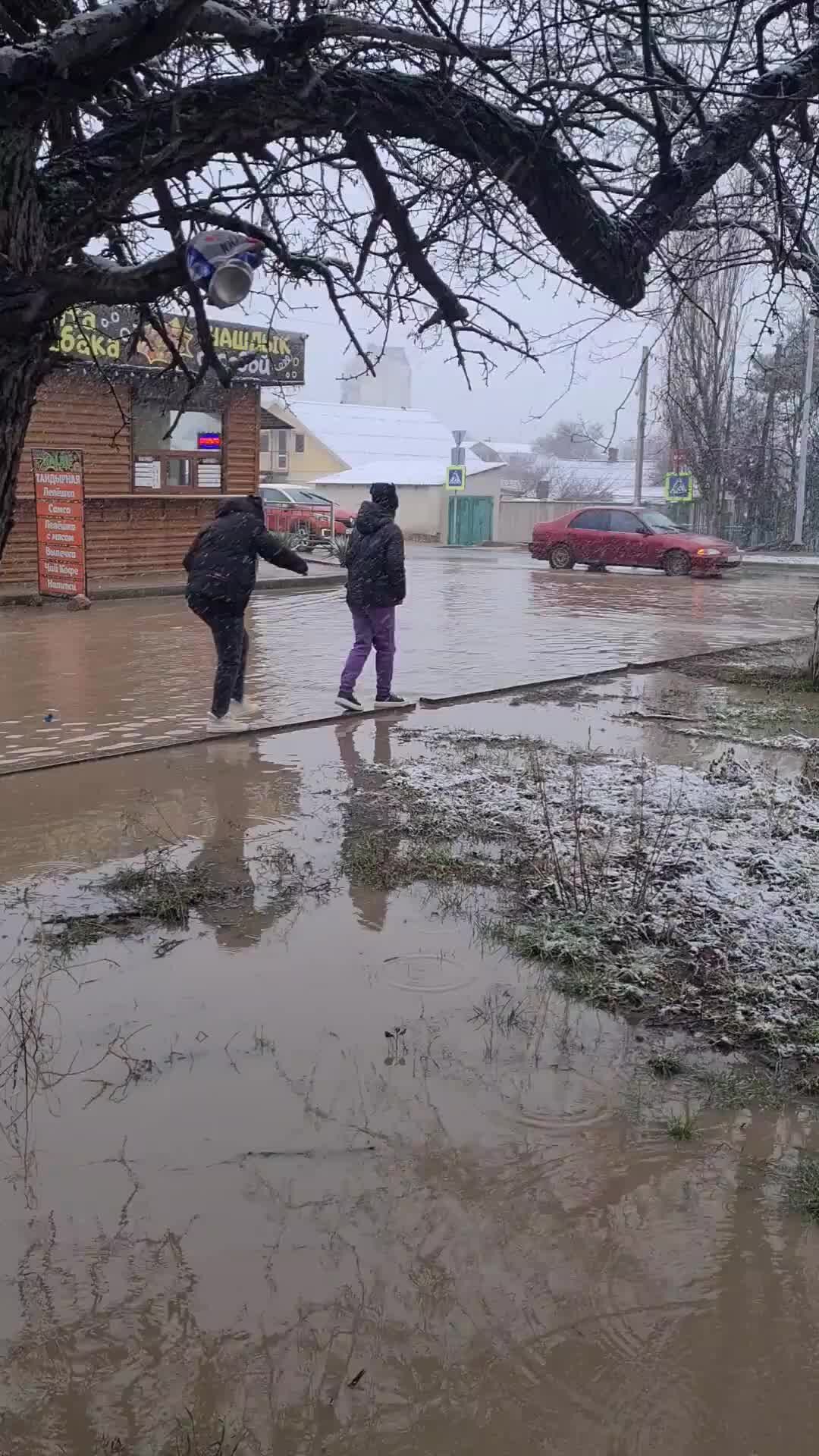 избушка в деревне. деревенский дом в дождь. дождливый день. деревня под дождем. деревня под дождем.
