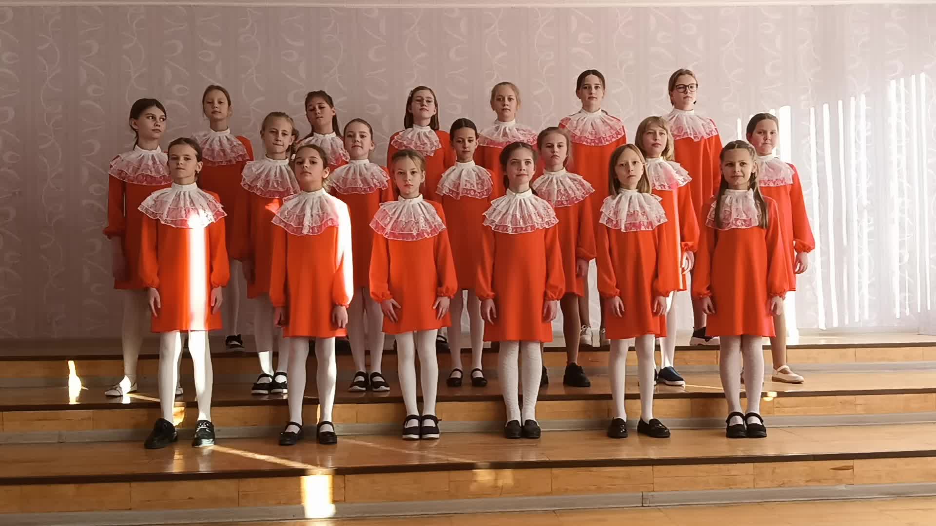 девушка под дождем. ариана гранде русская певица. с неба лей поет. баста с неба лей. баста, zivert не.