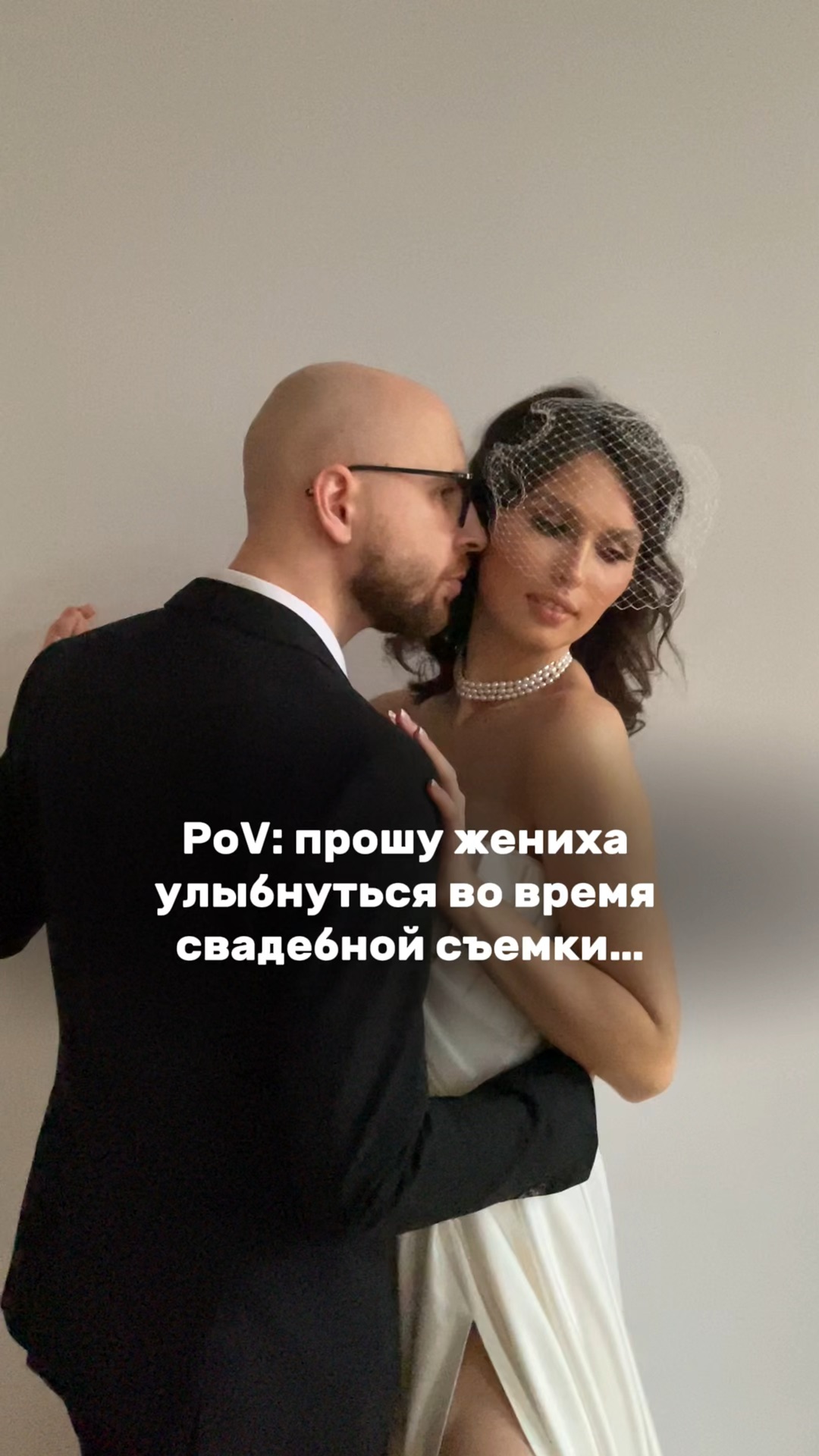 поцелуй на свадьбе. молодожены. счастливая невеста. жених бросает подвязку. действующие лица свадьбы.