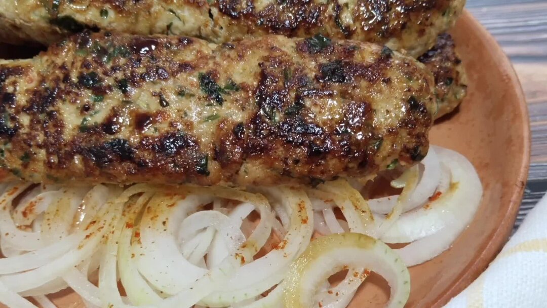 люля из курицы на сковороде. калорийность люля кебаб из курицы. кебаб в литве. люля кебаб абхазское блюдо. люля кебаб из курятины бжу.
