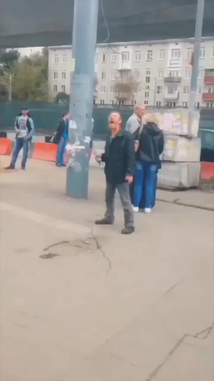 Бит алкаша. Бомж валерий. Бомжара валера. Бит алкаша. Бомж с пивом.