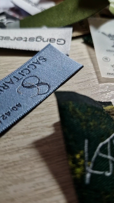 Модные бирки для одежды. Лейблы на одежду на заказ. Бирки и ярлыки для одежды. Лейблы на одежду на заказ. Тканевая бирка.