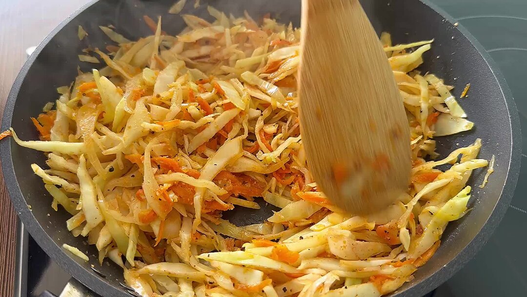 Тесто в шариках. Дефекты дрожжевого слоеного теста. Разморозить тесто. Тесто в тарелке. Как разморозить тесто дрожжевое.