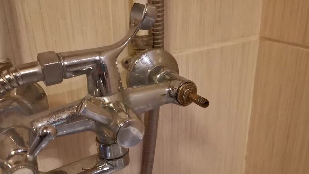 Как ЛЕГКО выкрутить ПРИКИПЕВШУЮ КРАН БУКСУ из смесителя | Мастер House ...