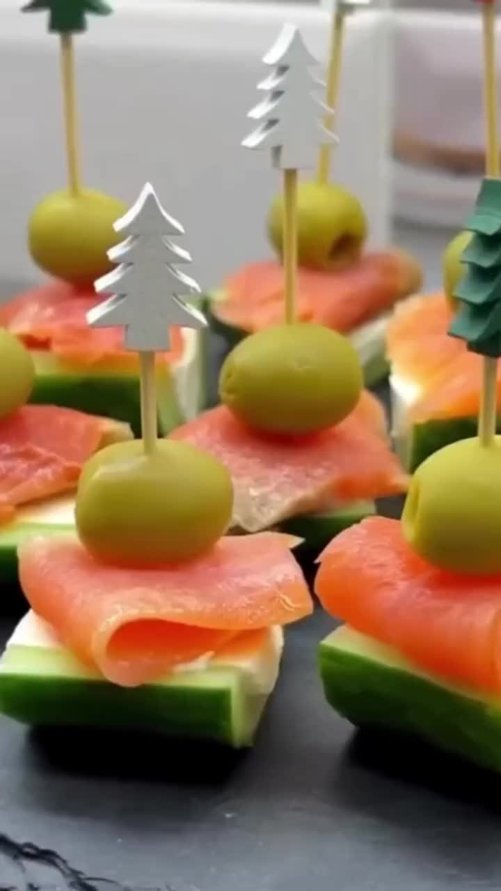 Папины рецепты | Простая идея закуски на Новый год 🎄 Огурец, творожный  сыр, рыбка, оливки. Закуска «Ёлочка» за 5 минут! Что может быть проще?☺️ # закуска | Дзен