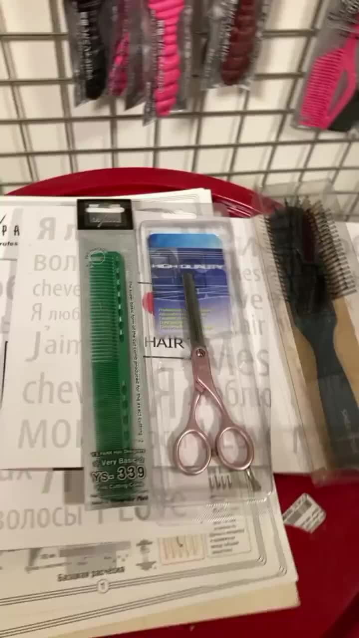 Клиент парикмахера с секатором 4. Парикмахер обманщик. Парикмахер обманщик. Девушка с ножницами парикмахер. Сумасшедшая с ножницами фотосессия.