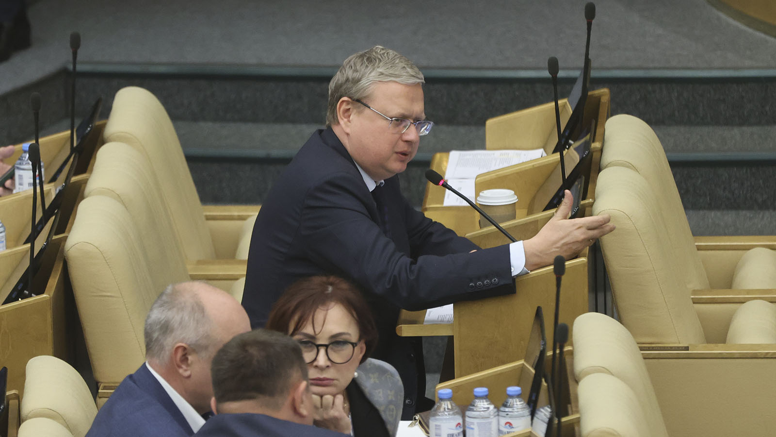 депутаты в думе. три депутата. депутат государственной думы в оф. виктор пинский. заседание питерских депутатов.