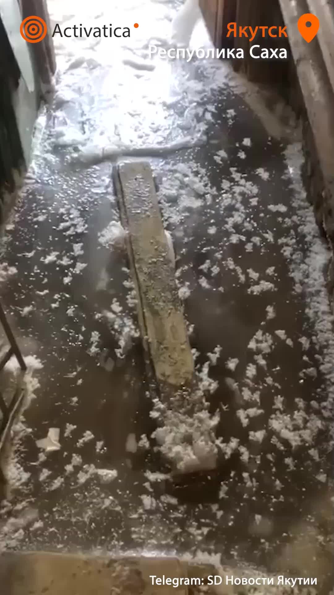 Пенка для очищения лица. Мыть руки. После мытья гель для души чешется кожа. Девушка умывается водой. Моем руки с мылом.