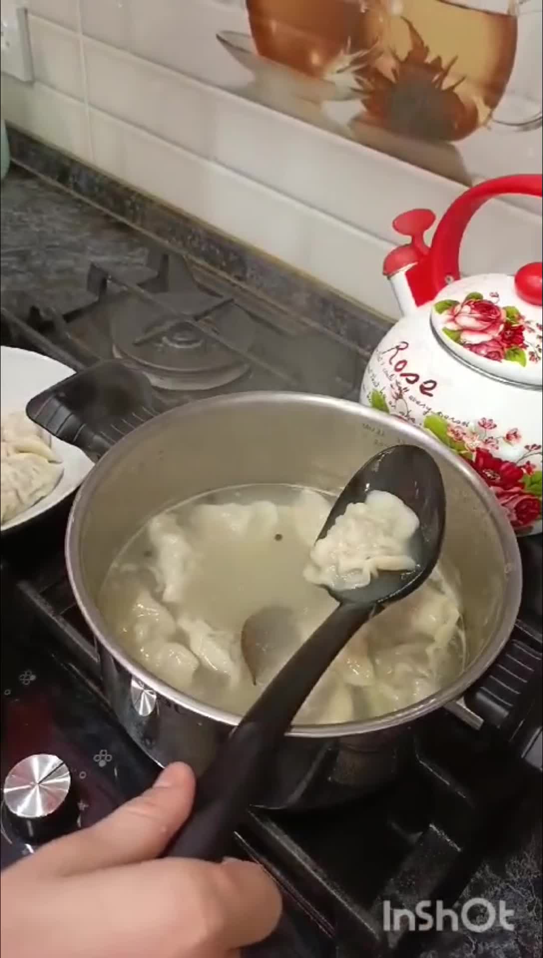 Пуговица в варениках. Что означает лавровый лист в варениках. Лавровый лист 10гр aleco. Вареники с сюрпризами на новый год. К чему изюм в варениках с сюрпризом.