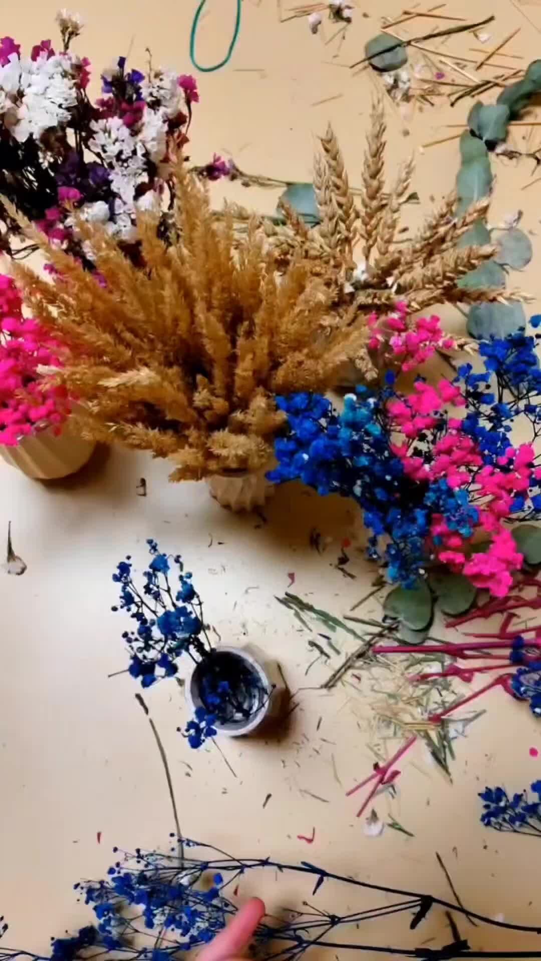 Необычные букеты. Необычный букет для девушки. Креативный букет невесты. Букеты интересные идеи. Необычный букет из подручных материалов.