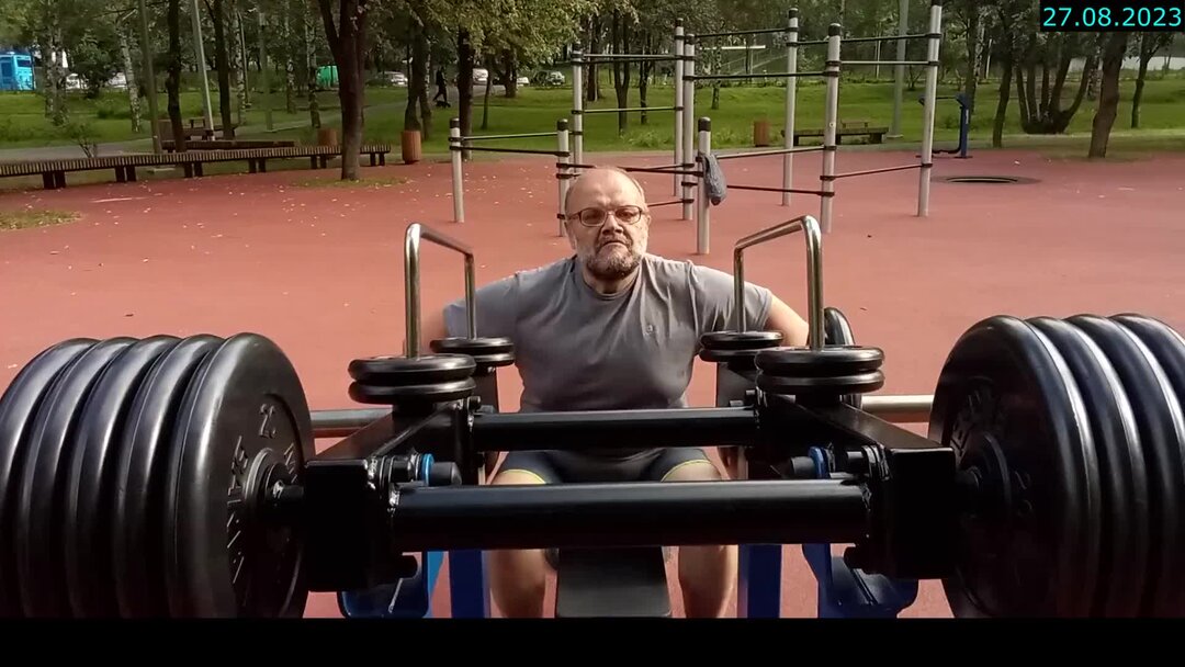 толстушка с едой. десять причин похудеть. женщина толстая на сайкле. язва неправильное питание. срывы в питании.