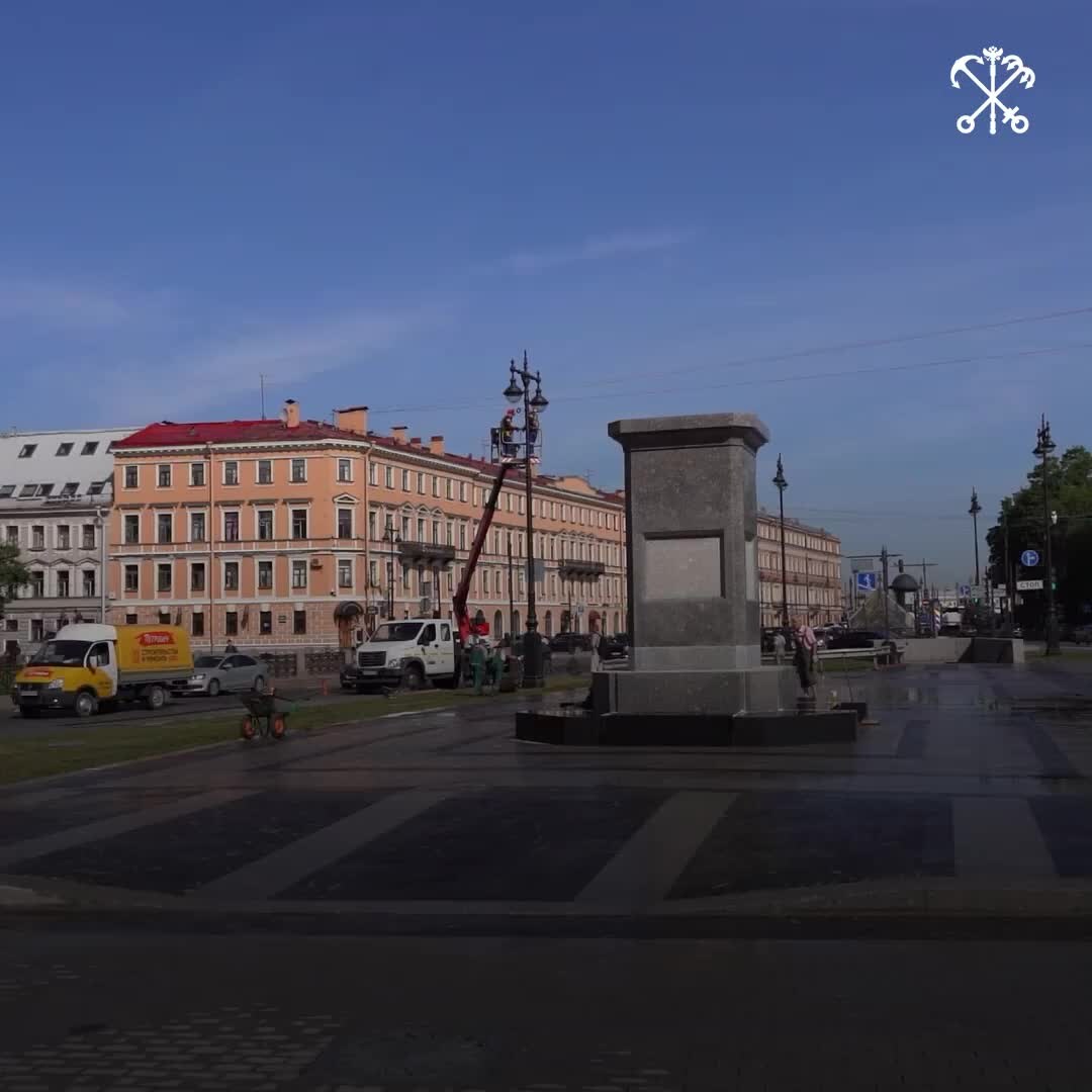 туристы в москве. на площаде. люди на красной площади. люди на площади. брусчатка на красной площади.